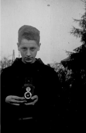 Szentendrén egyszer beöltöztünk ferences csuhákba, kezemben első, Voigtlander gépem, 1961