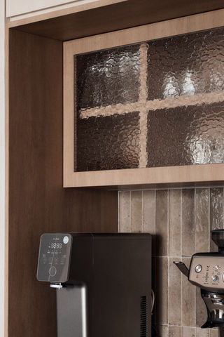 Modern living space with black-and-white accents, practical storage, and warm atmosphere.