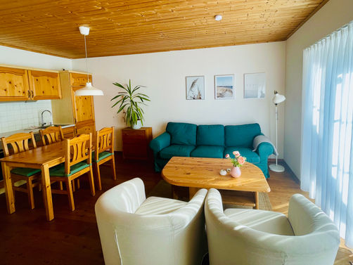 Wohnzimmer mit Küche und Esstisch