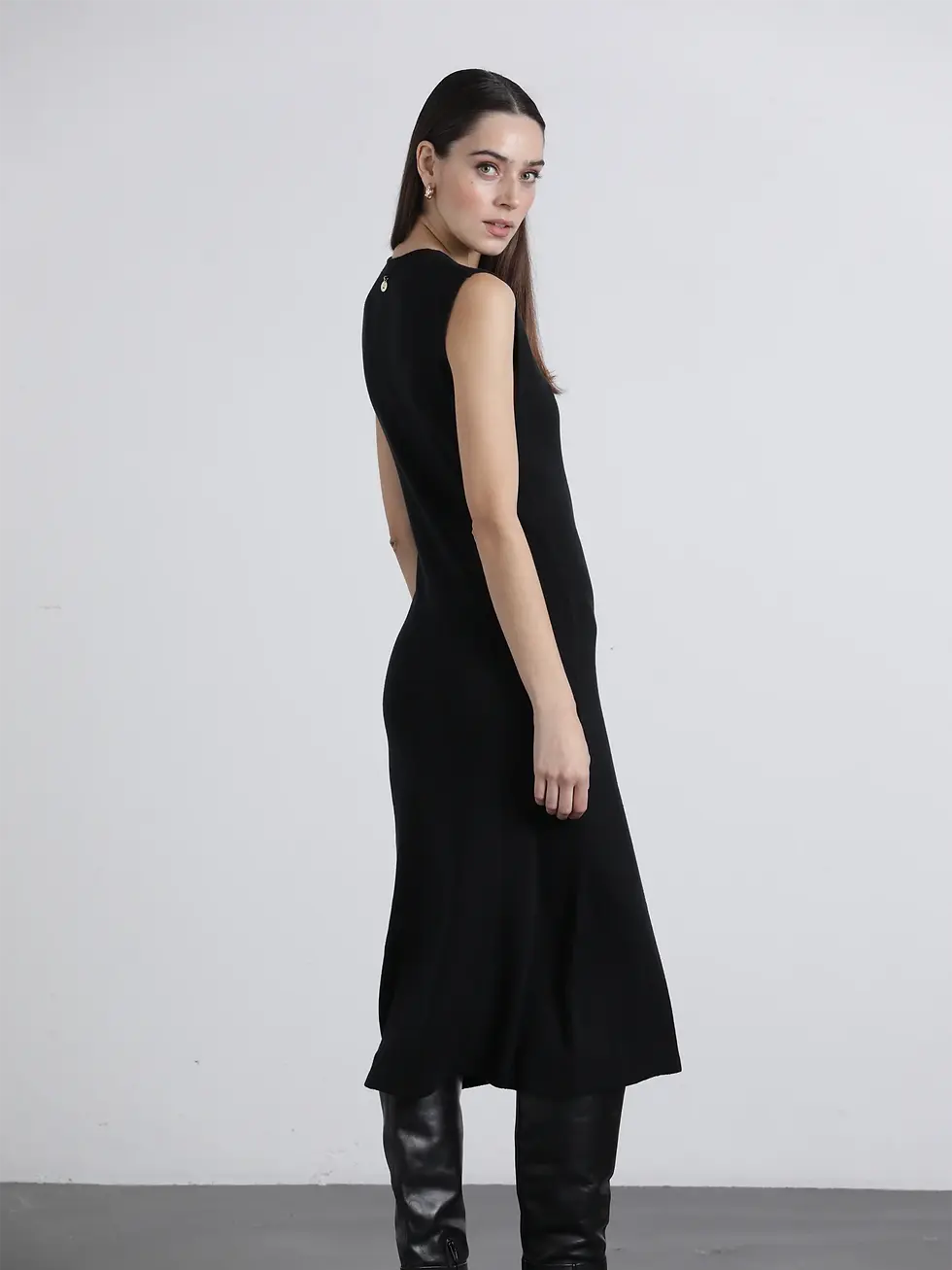 Miniatura: Vestido decote V elegante em preto