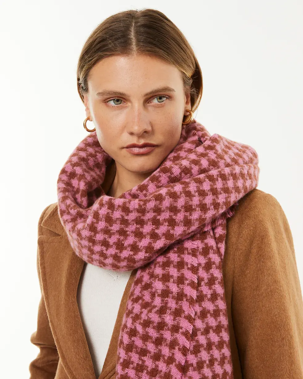 Lenço rosa com estampado pied-de-poule e franjas compridas.