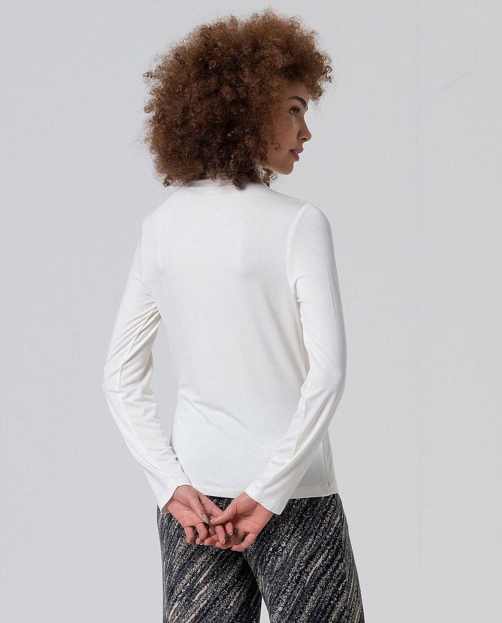 Miniatura: Blusa de gola alta, confeccionada em tecido suave e flexível, perfeita para um look aconchegante.