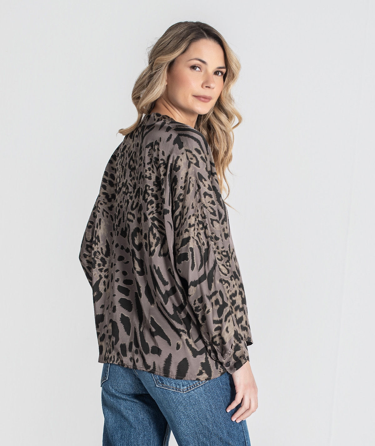 Camisa de cetim com estampado animal