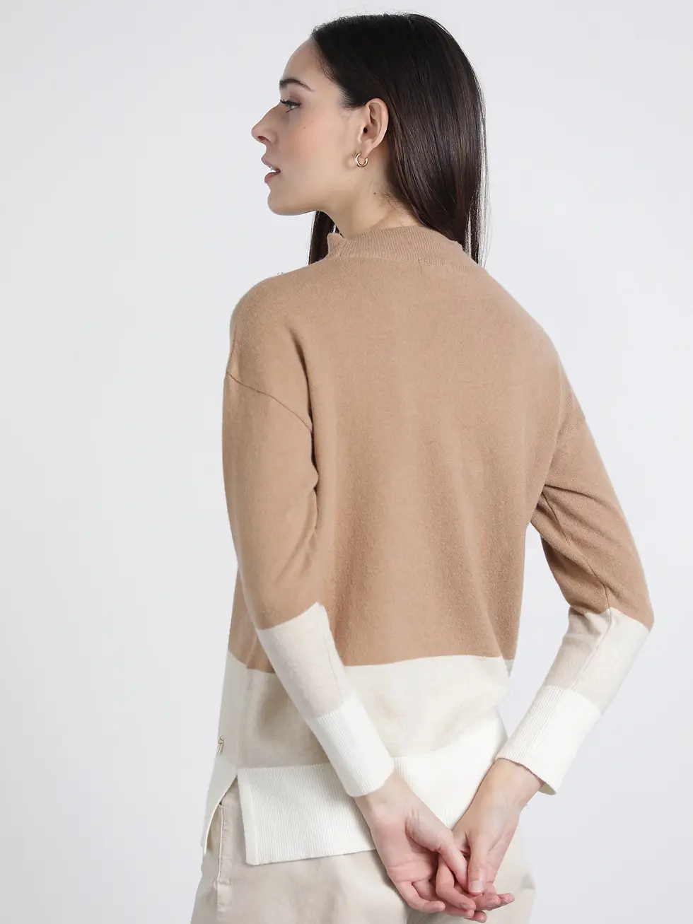 Miniatura: Suéter camel feito de cashmere leve e macio, ideal para conforto e estilo em qualquer ocasião.