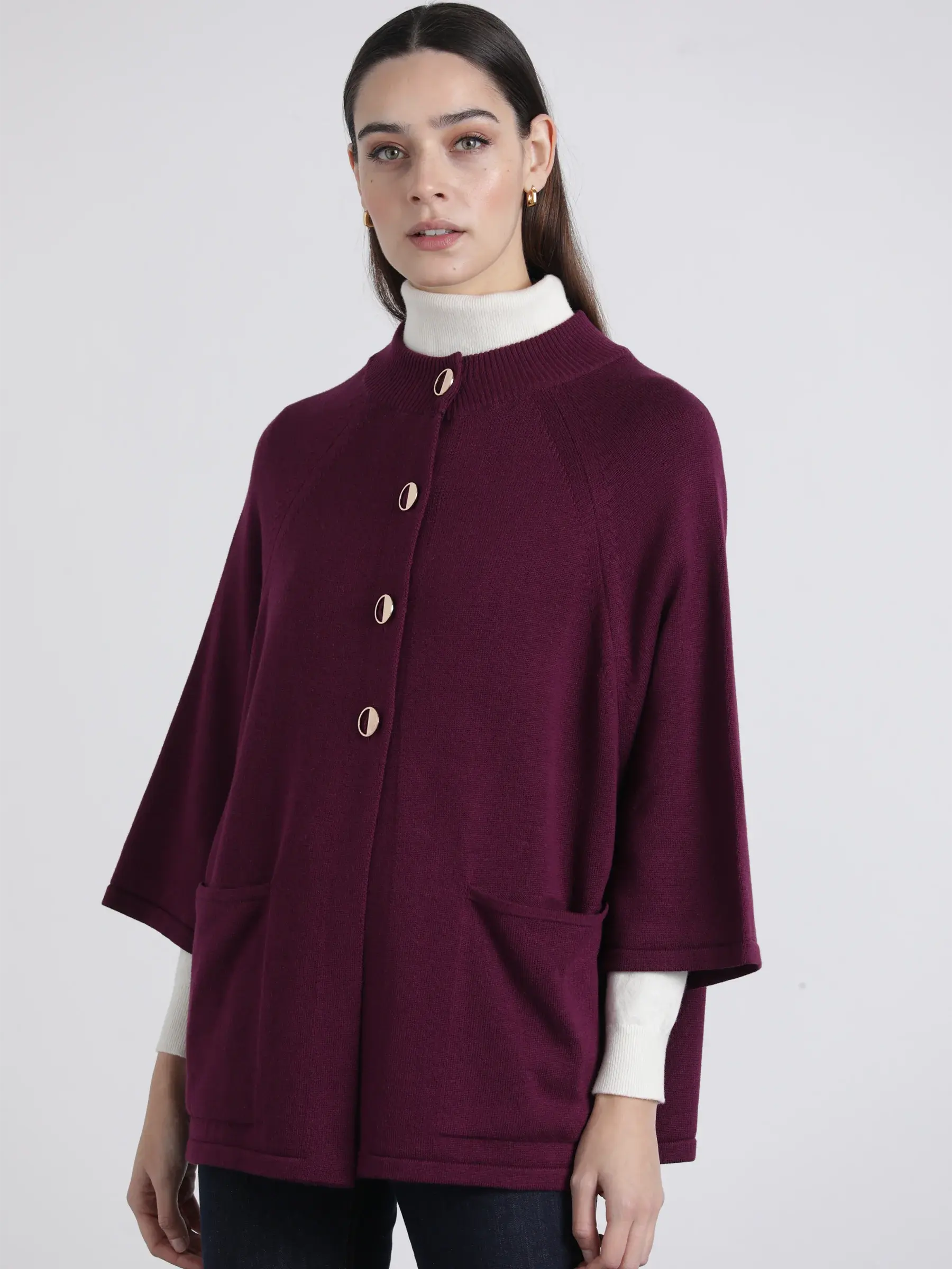 Capa de cashmere delicada e leve, proporcionando conforto e estilo em dias frios.