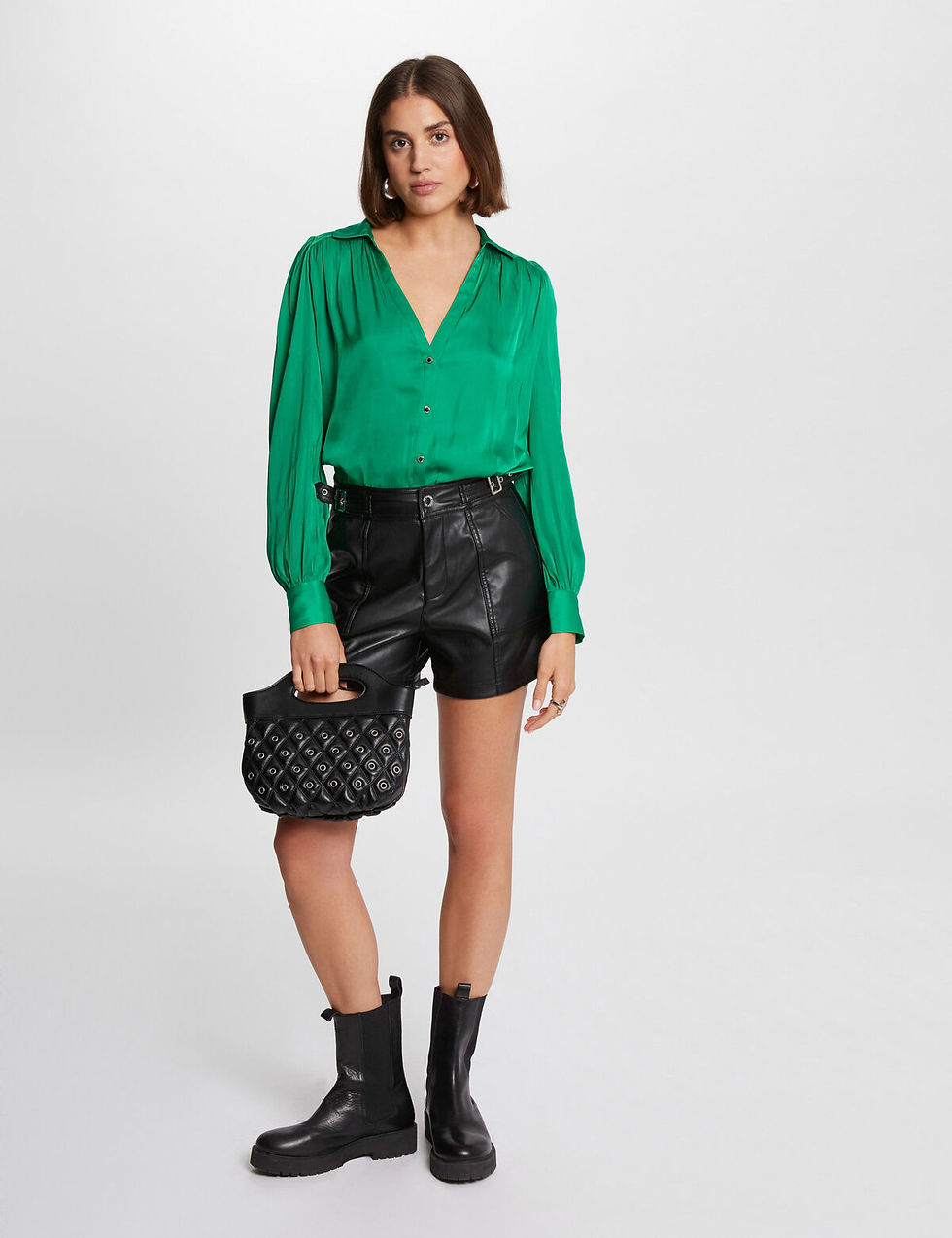 Miniatura: Blusa feminina com colarinho de botão, perfeita para um look casual e elegante.
