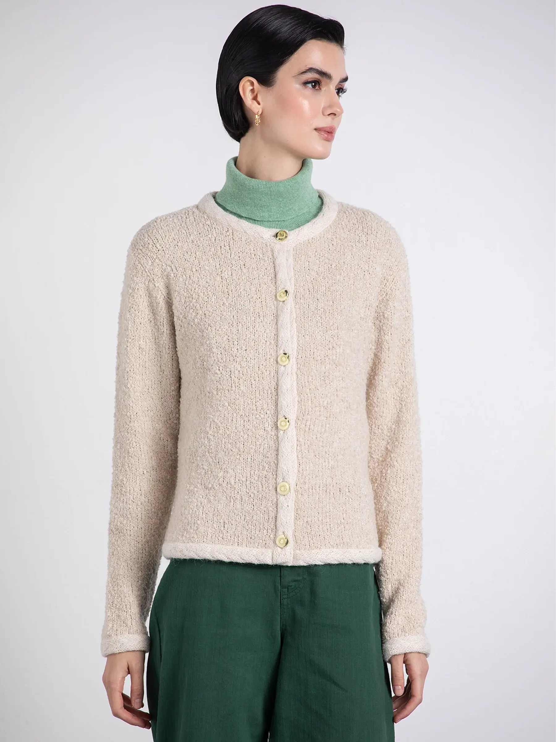 Casaco de lã suave e peluda, ideal para um toque aconchegante e quentinho em qualquer ocasião.