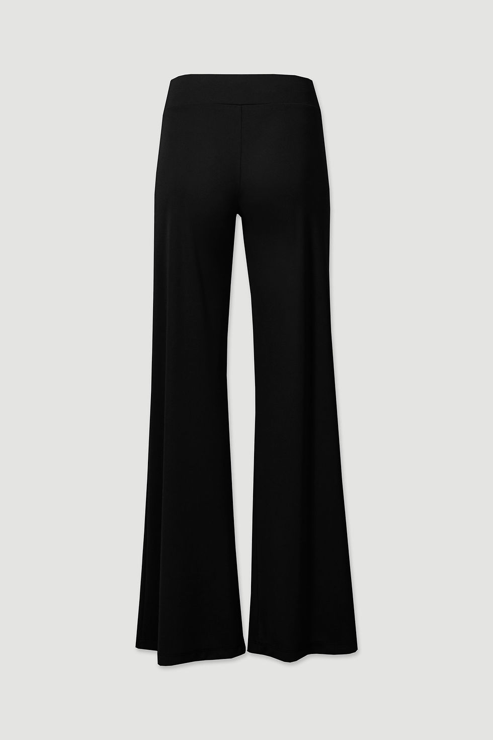 Miniatura: Modelo com calças largas, destacando um visual confortável e contemporâneo.