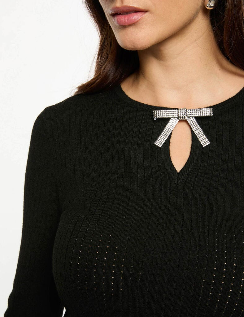 Esta camisola justa de comprimento médio realça a silhueta com elegância graças ao seu corte elegante.