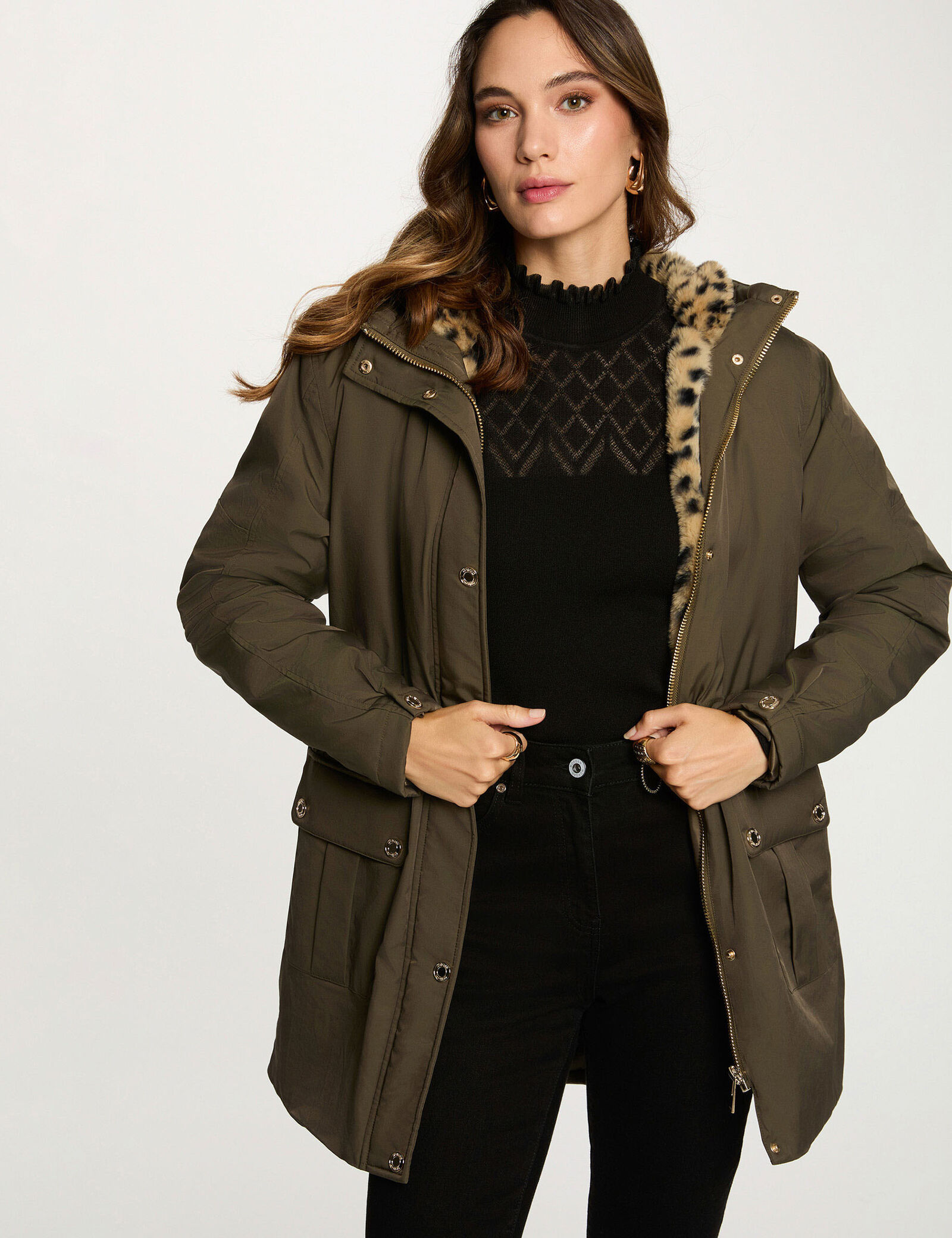 Esta parka comprida e direita alonga a silhueta com elegância.