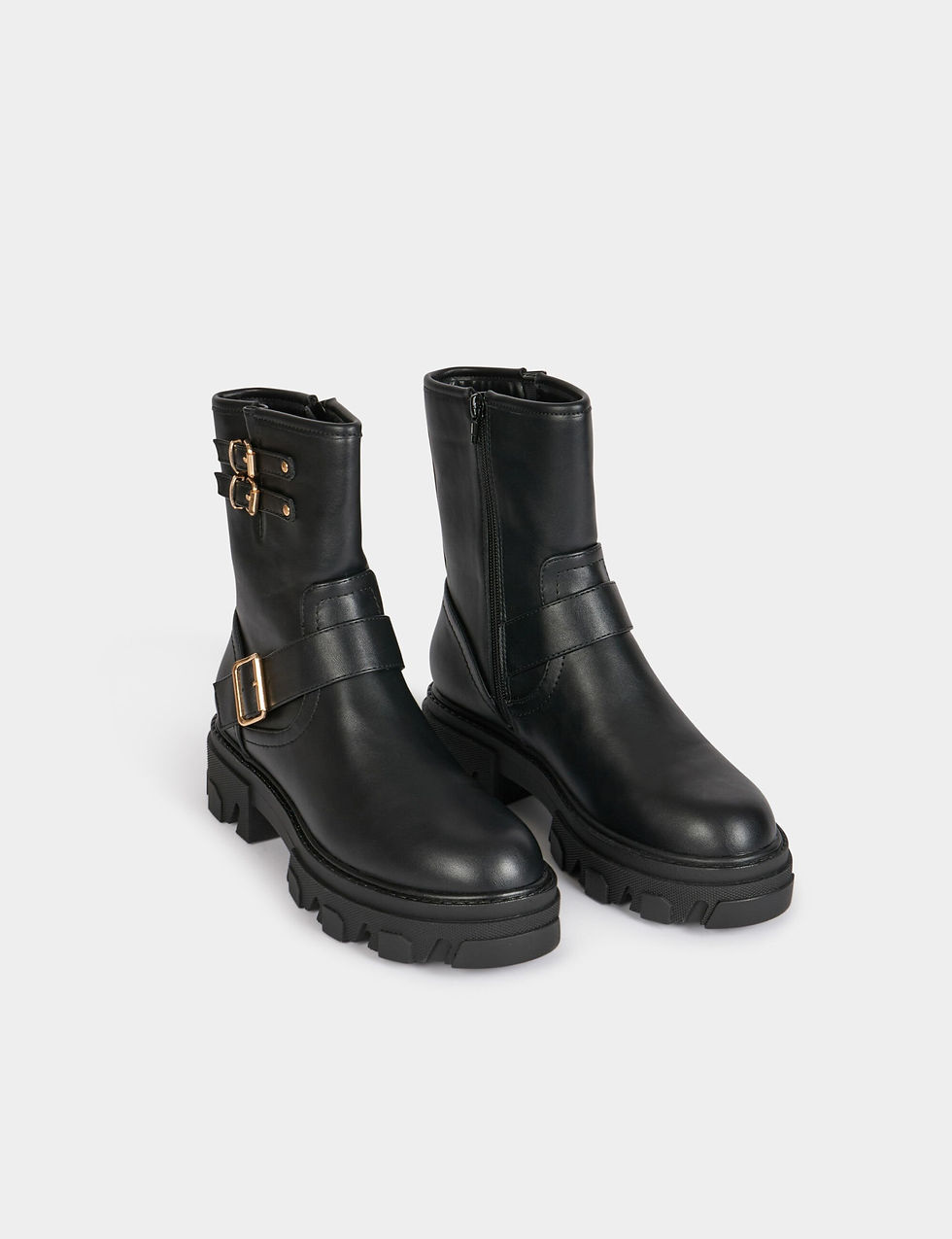 Um par de botas de couro pretas com fivelas, estilo moderno e elegante.