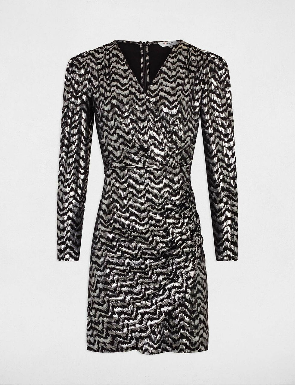 Miniatura: O vestido de lantejoulas cintilantes é confeccionado em tecido metálico chamativo, adicionando um toque de glamour a qualquer