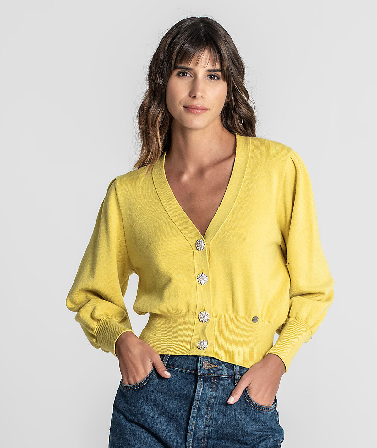 O cCardigã verde lima é uma ótima opção para usar uma blusa de lã.