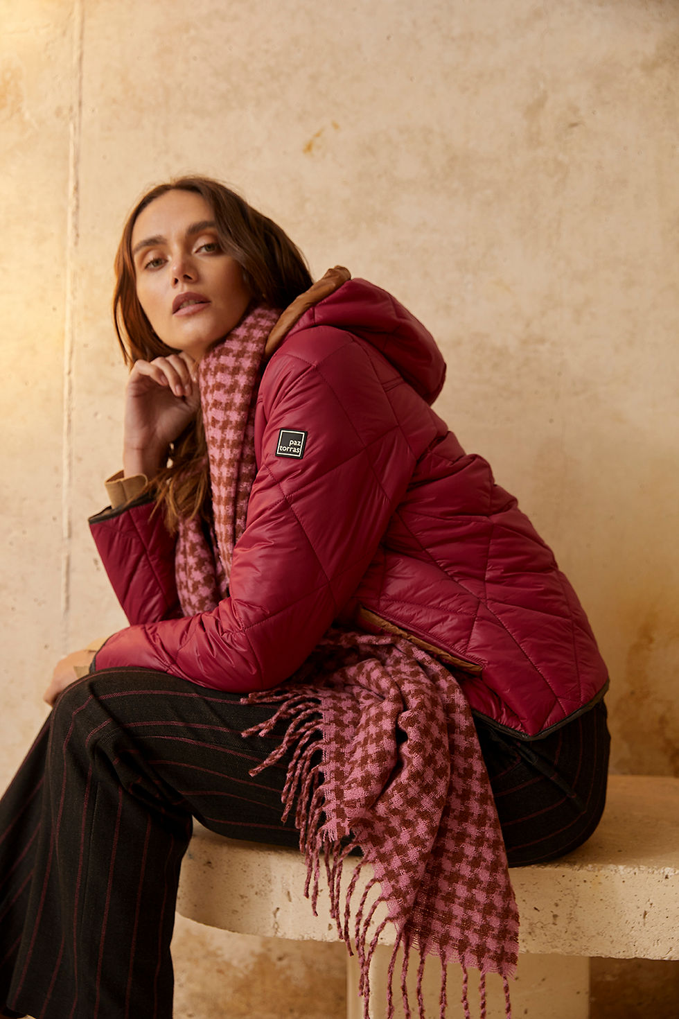 Paz Torras | Lenço mulher rosa estampado