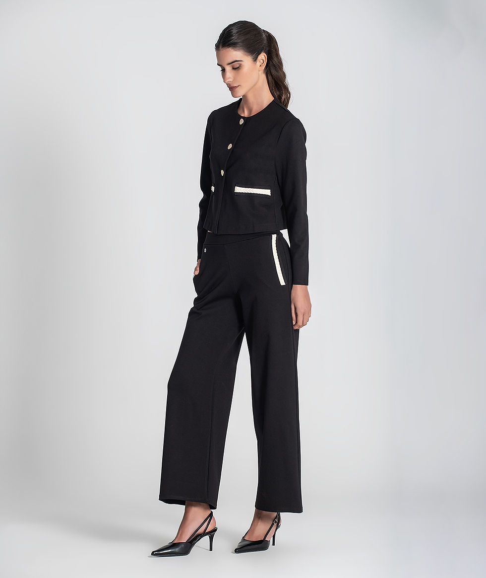 Casaco curto com botões dourados