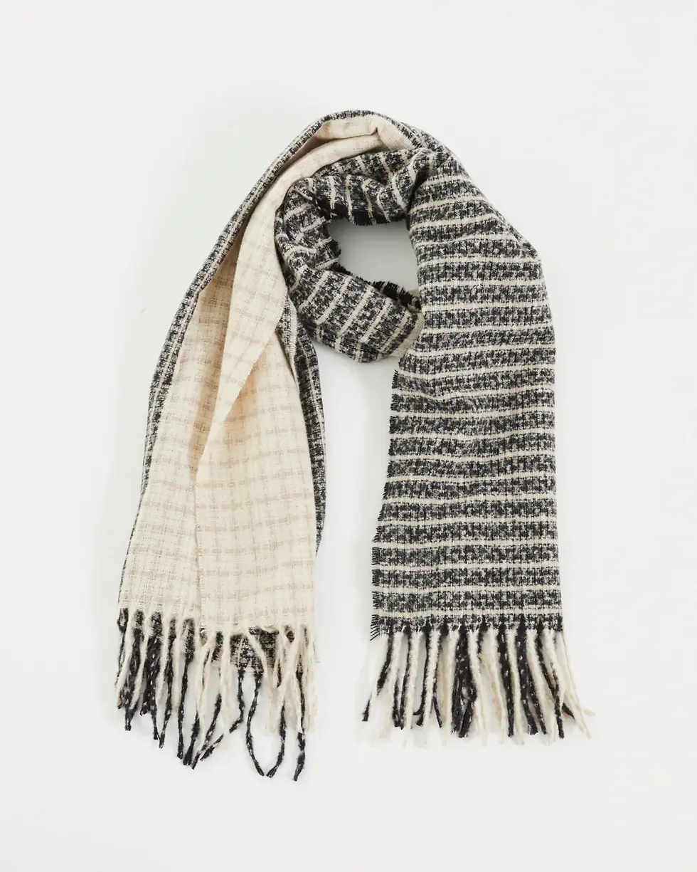 Lenço com estampado xadrez bicolor e franjas.