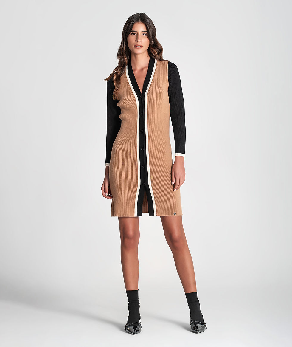 Miniatura: Vestido de suéter  feito de um tecido de malha, perfeito para dias frios e estilosos.