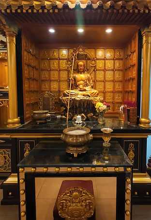 寄灵安灵房www.sgnirvana.com.sg,黄金色装饰,庄严神圣,佛像静静安坐。