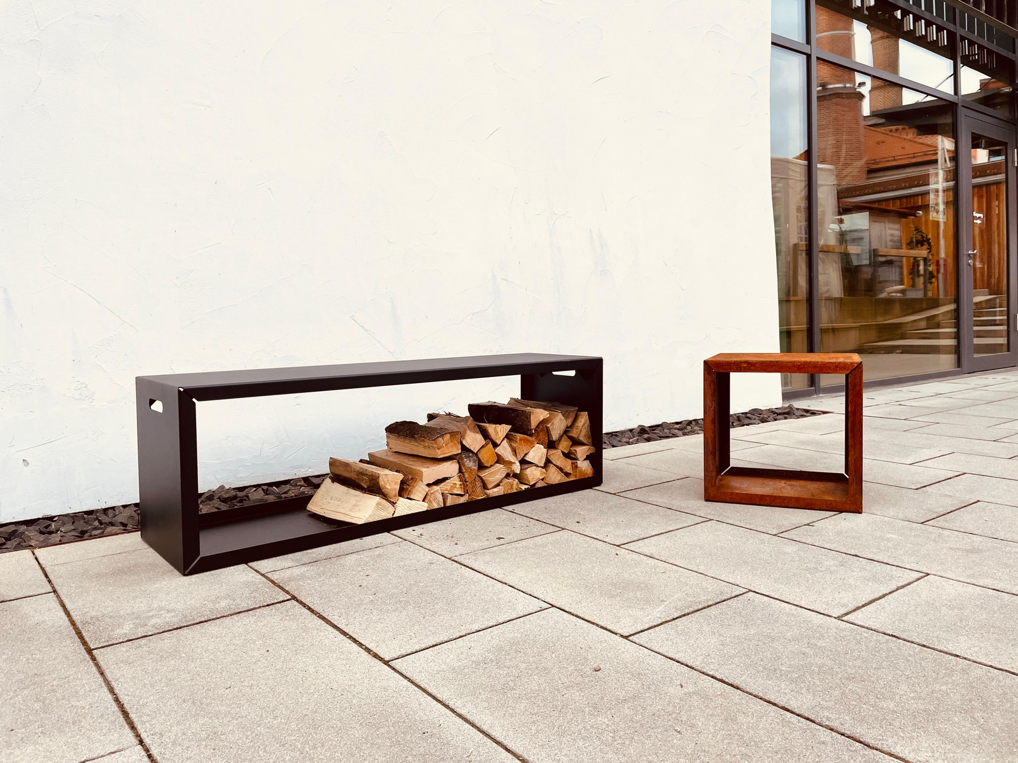 Hocker mit Holzlager