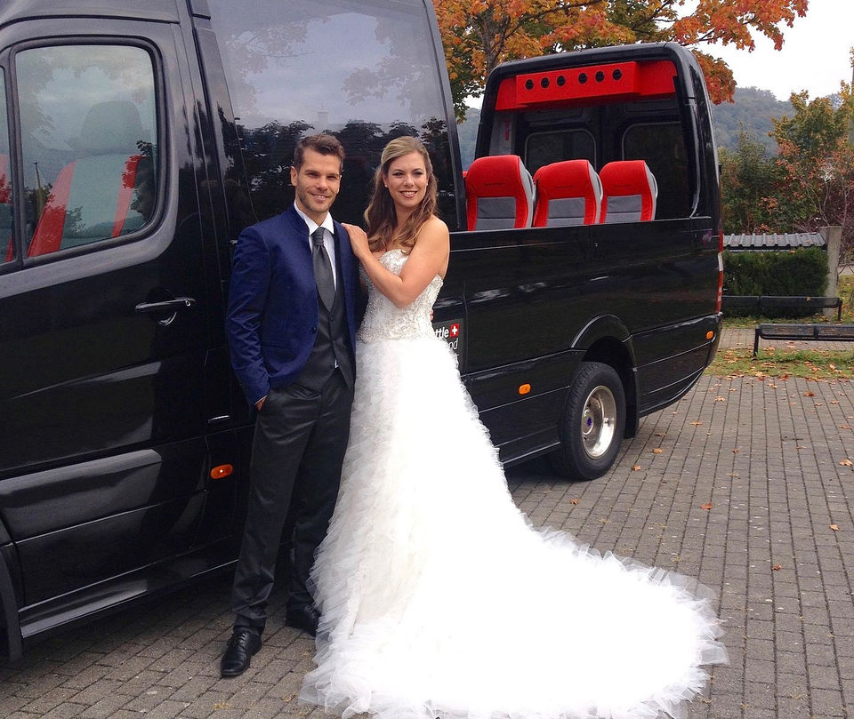 Hochzeitspaar mit Cabrio Bus von Fahr & Shuttle Service Mittelland