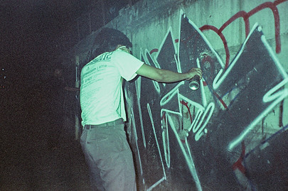 Foto Lanscape tersebut mendokumentasikan kegiatan street art di sudut kota Jakarta,Tembok di penjuru kota di alih fungsikan sebagai canvas bagi penggiat street art,ilegal atau legal menjadi sebuah pilihan berseni bagi pelaku Graffiti.