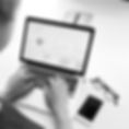 Een social media manager die de data van een marketing campagne checkt op zijn computer.