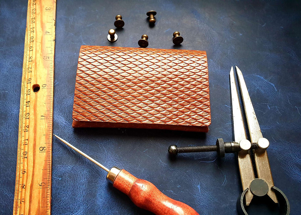 Miniatura: Stylowy i praktyczny dodatek. Portfel wykonany ze skóry bydlęcej z wytłoczonym pytonem