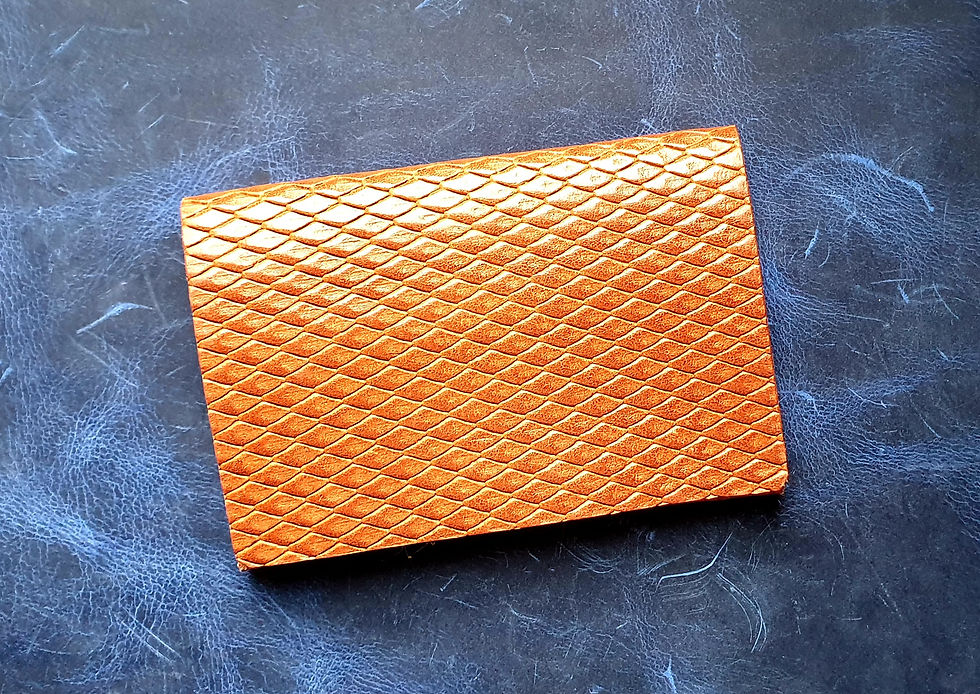 Miniatura: Stylowy i praktyczny dodatek. Portfel wykonany ze skóry bydlęcej z wytłoczonym pytonem