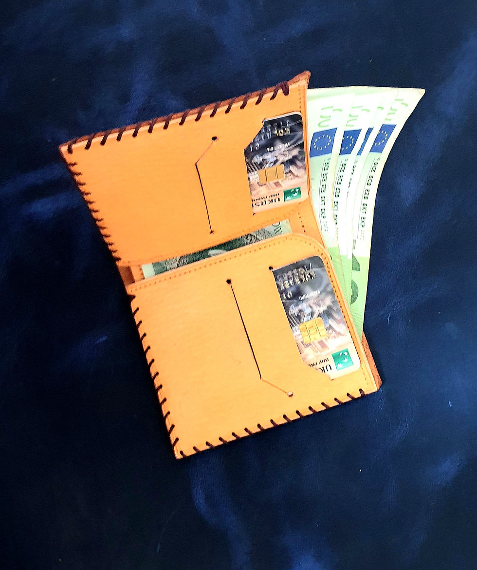 Miniaturbild: Schlanke Brieftasche mit Vordertasche aus Rindsleder mit Pythonprägung. Handgefertigt. Braun/Beige.