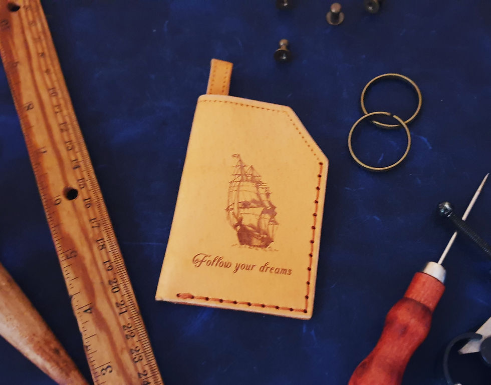 Miniatura: "Follow Your Dreams" Skórzany brelok z uchwytem na kartę.