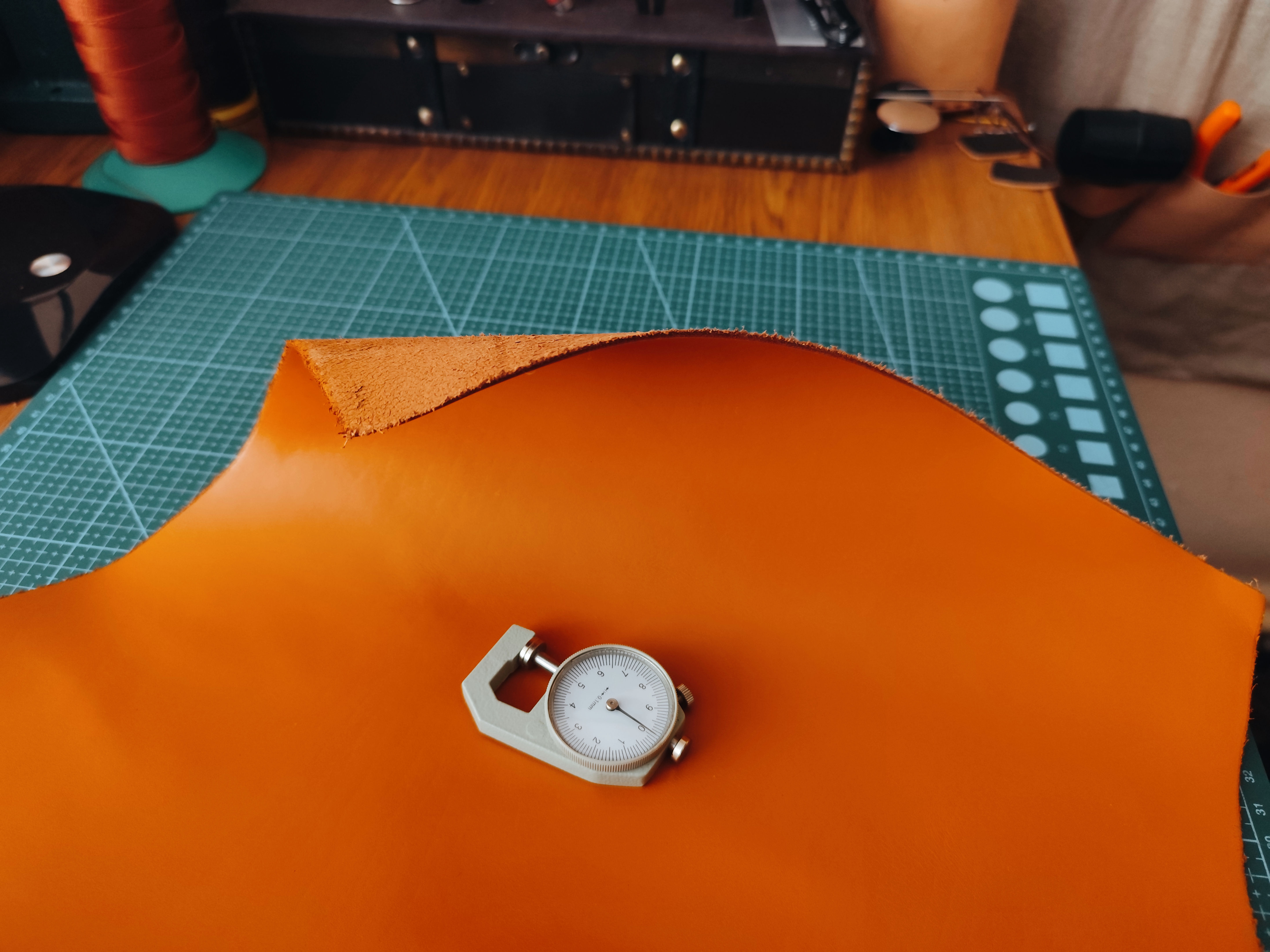 Cognacfarbenes, pflanzlich gegerbtes Naturleder auf dem Tisch eines Lederhandwerkers