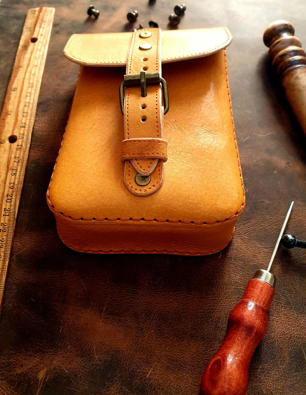 Miniatura: Ekskluzywna skórzana torba na pasek. Rzemiosło. Stylowy, trwały i praktyczny dodatek.
