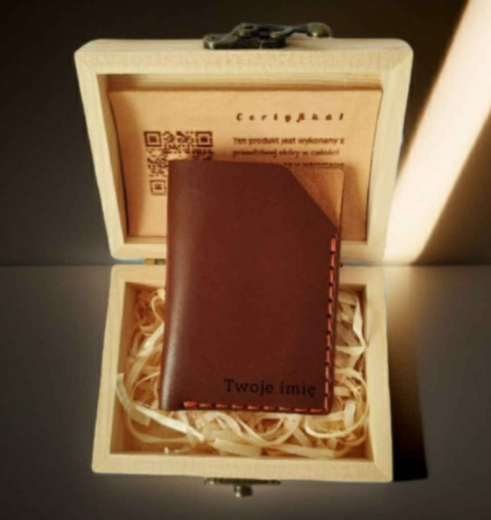 Spersonalizowane etui na karty w kolorze gorzkiej czekolady 