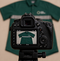 máquina fotográfica tirando foto de uma camiseta verda para inventário fotográfico