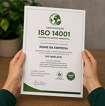 pessoa segurando um certificado ISO 14001