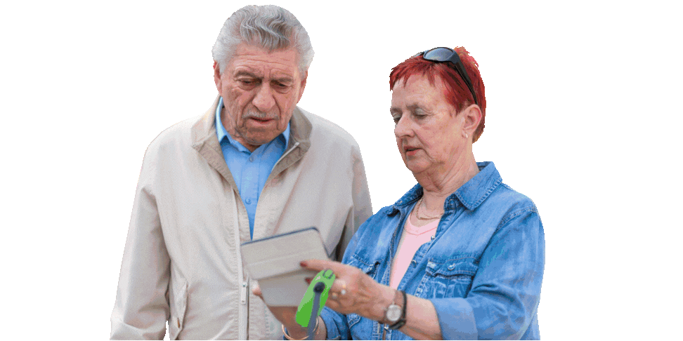 Pessoas utilizando o telefone celular