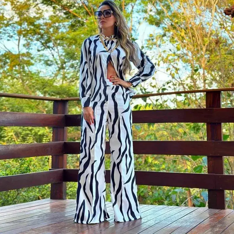 Miniatyrbilde: Woman in stylish black and white zebra print pantsuit