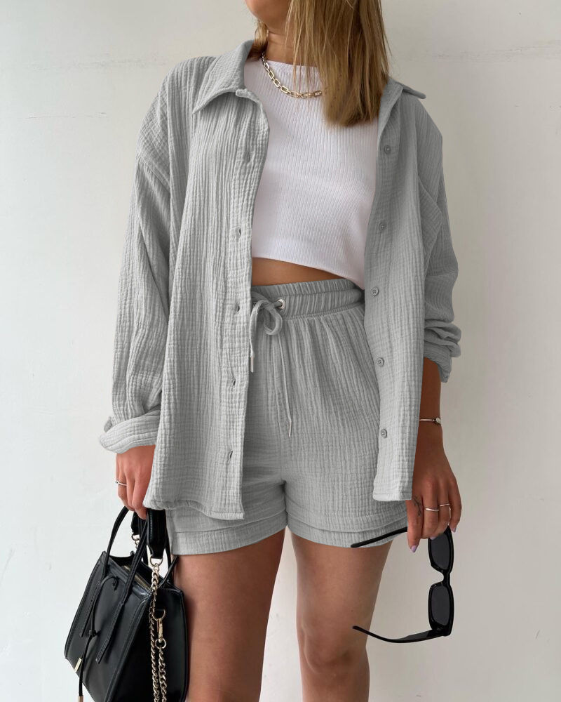 Miniatyrbild: Woman in gray shirt and shorts outfit