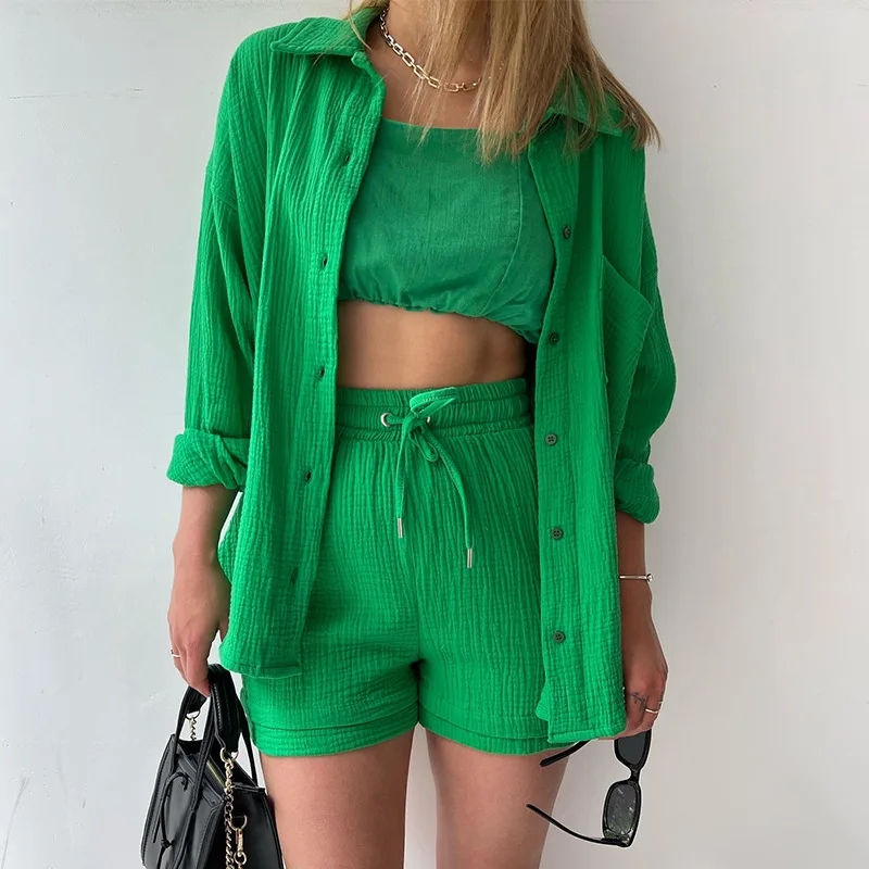Miniatura: Woman in bright green three-piece outfit