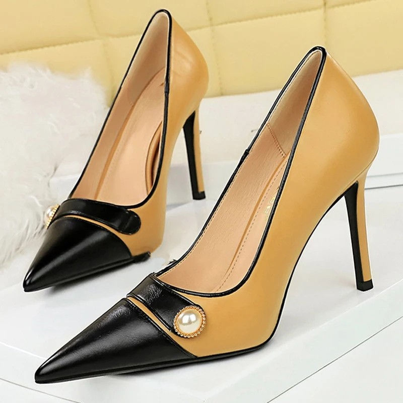 Miniatyrbild: Stylish two-tone pointed-toe high heels