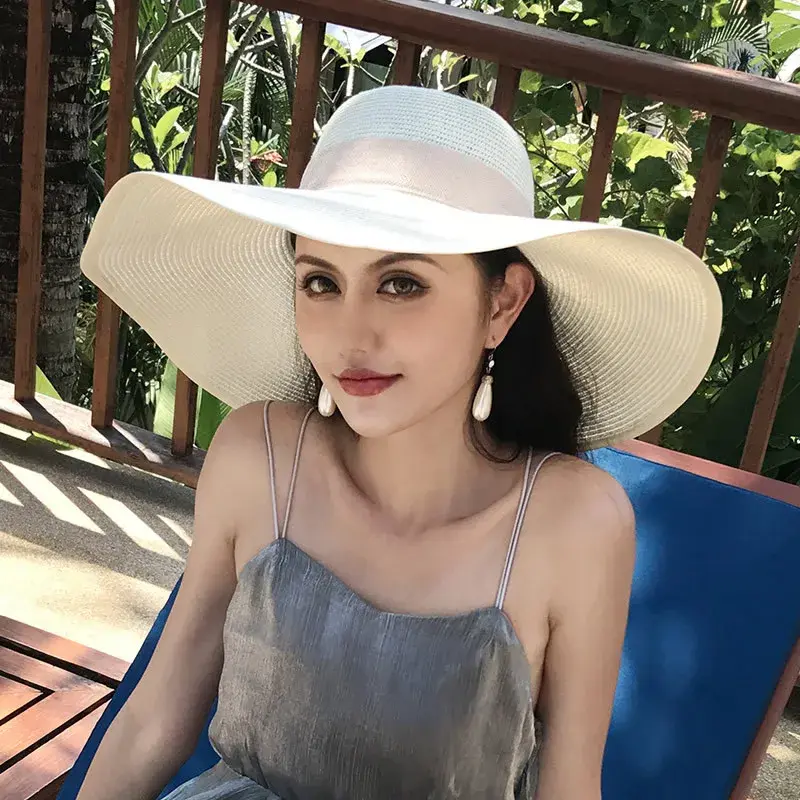 Miniatyrbilde: Woman wearing large white sunhat