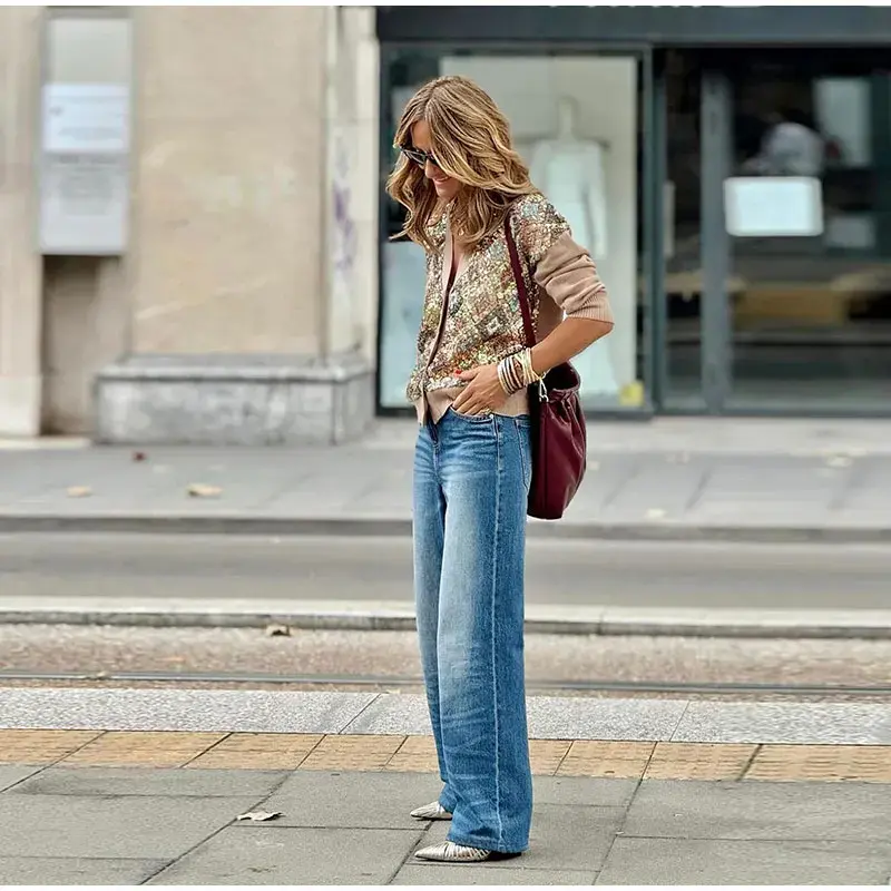 Miniature : Woman in wide-leg jeans and cardigan