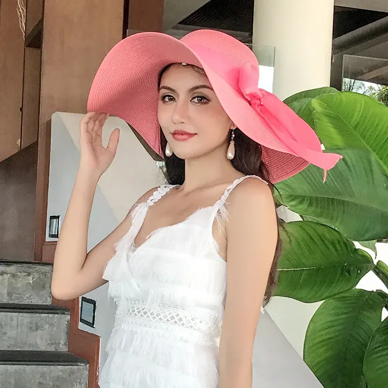 Miniatyrbilde: Woman wearing a pink sun hat