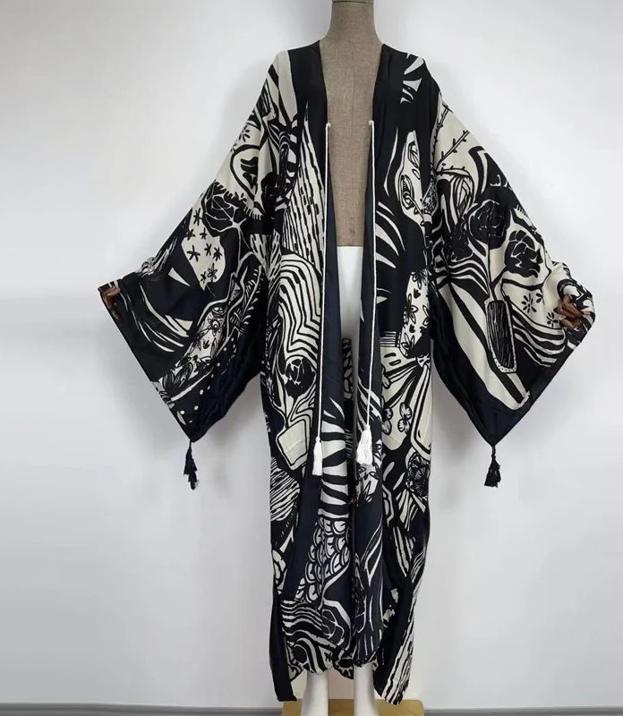 Miniatura: Black and white patterned kimono