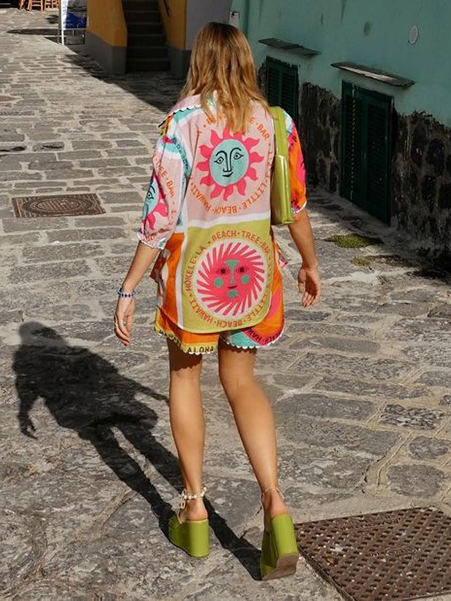 Miniatura: Woman in colorful sun print shirt and shorts