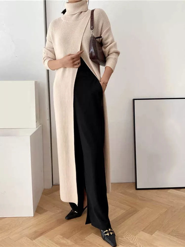 Miniatyrbilde: Woman in long beige cardigan and black pants