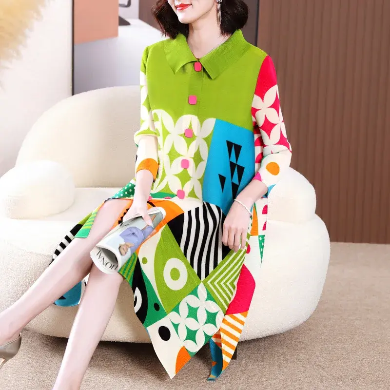 Miniature : Woman in abstract print dress