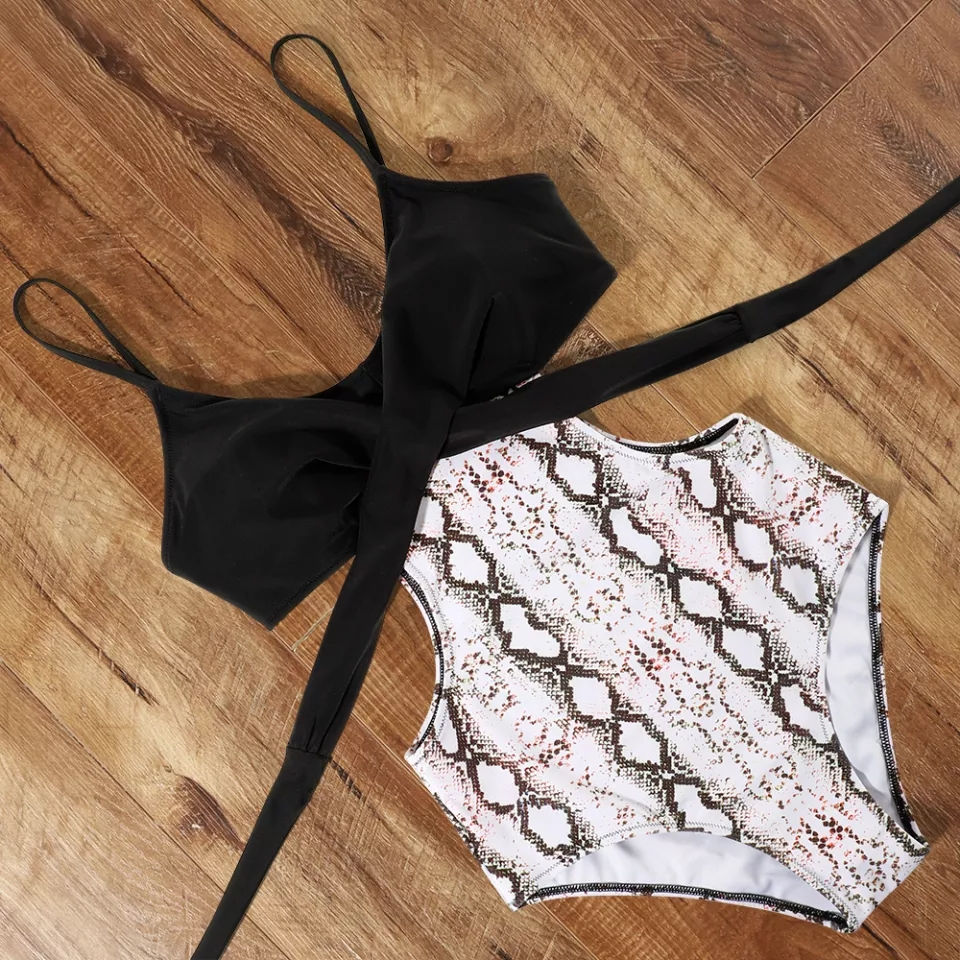 Miniatura: Snakeskin and black one-piece swimsuit