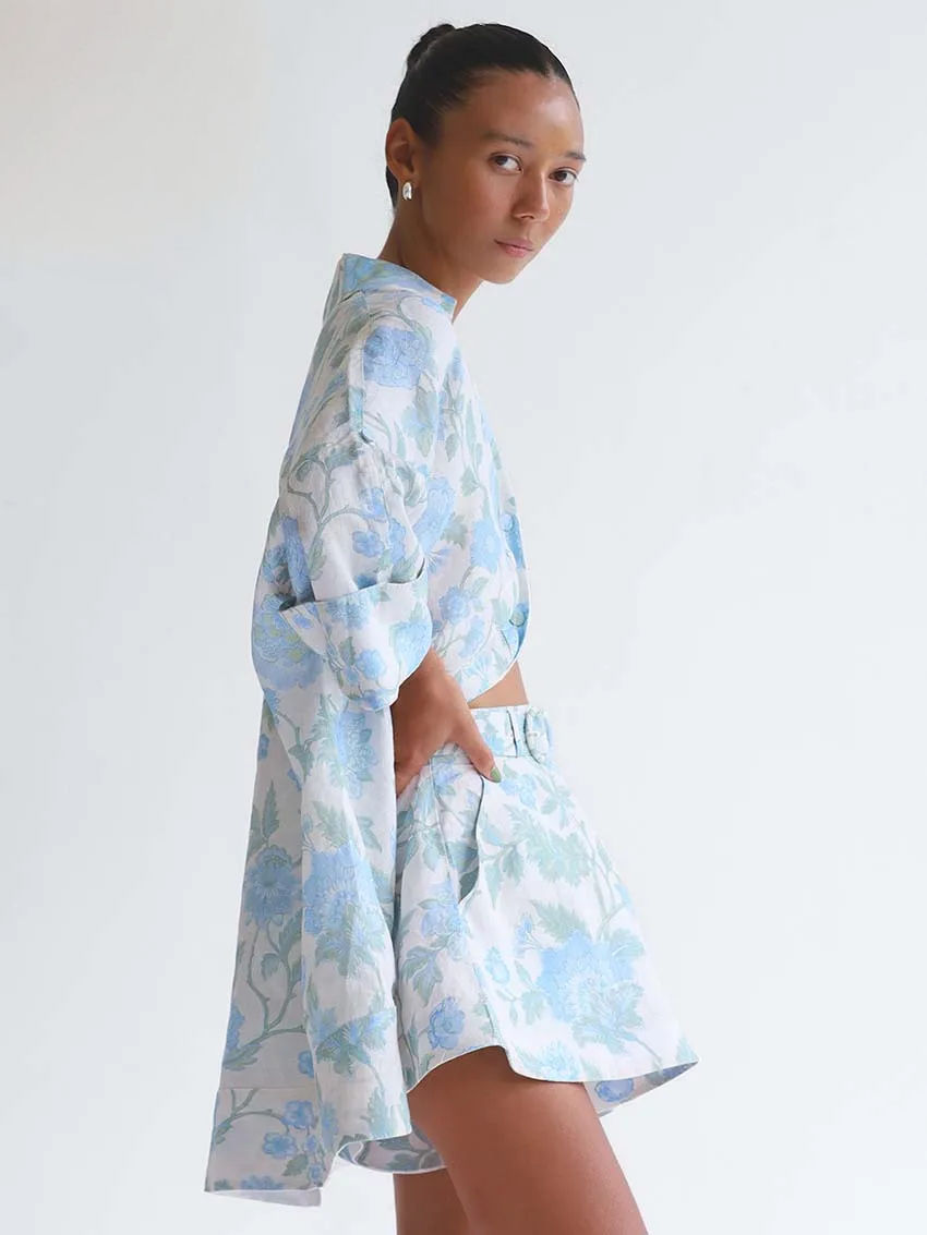Miniatura: Woman models stylish light blue floral two-piece abaya set