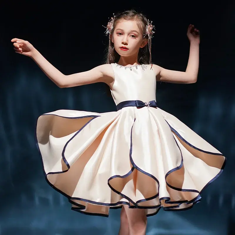 Miniatura: Girl in elegant white princess ball gown